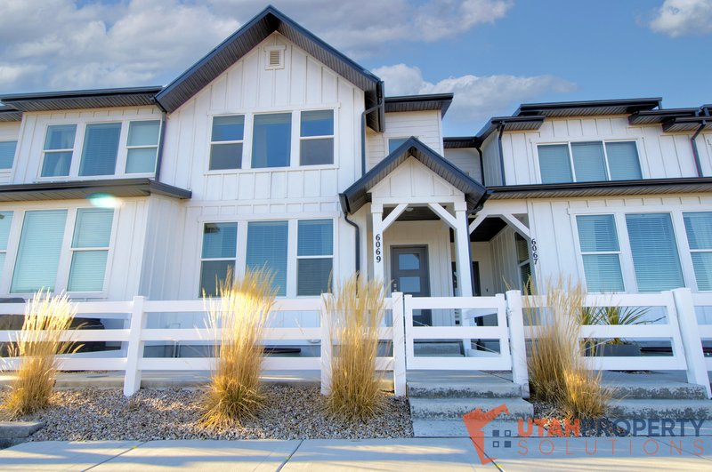 Pet Friendly Modern 4 Bedroom Townhome! property image