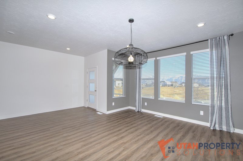 Pet Friendly Modern 4 Bedroom Townhome! property image