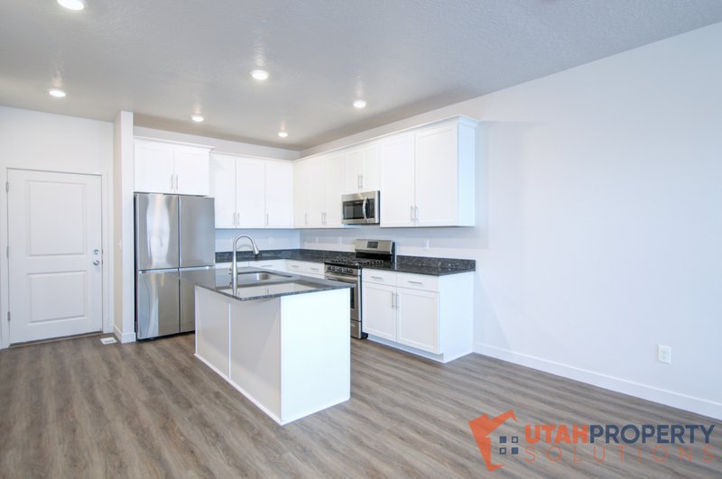 Pet Friendly Modern 4 Bedroom Townhome! property image