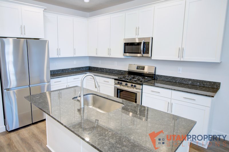 Pet Friendly Modern 4 Bedroom Townhome! property image