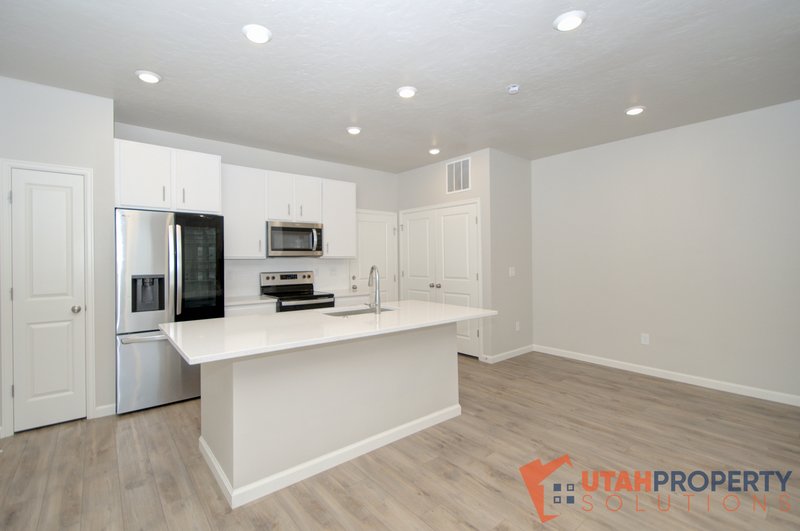 Contemporary 4 Bedroom Home in Saratoga Springs property image