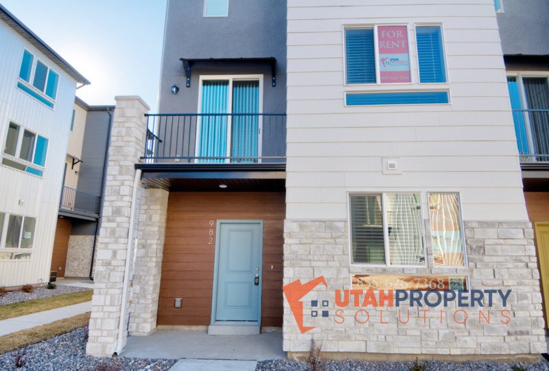 Pet-Friendly End Unit in Rockwell Ranch! property image