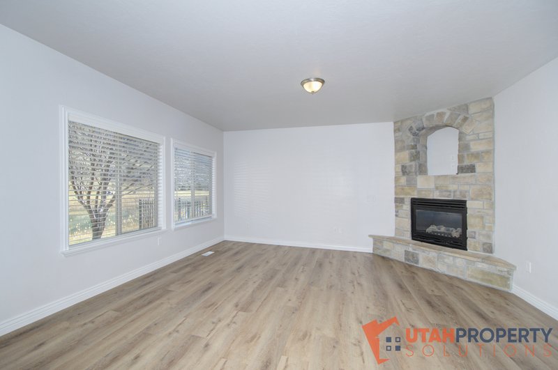 Beautiful, Pet Friendly Home in Cedar Hills! property image