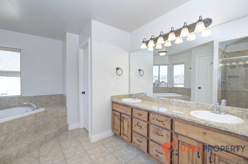 Beautiful, Pet Friendly Home in Cedar Hills! property image